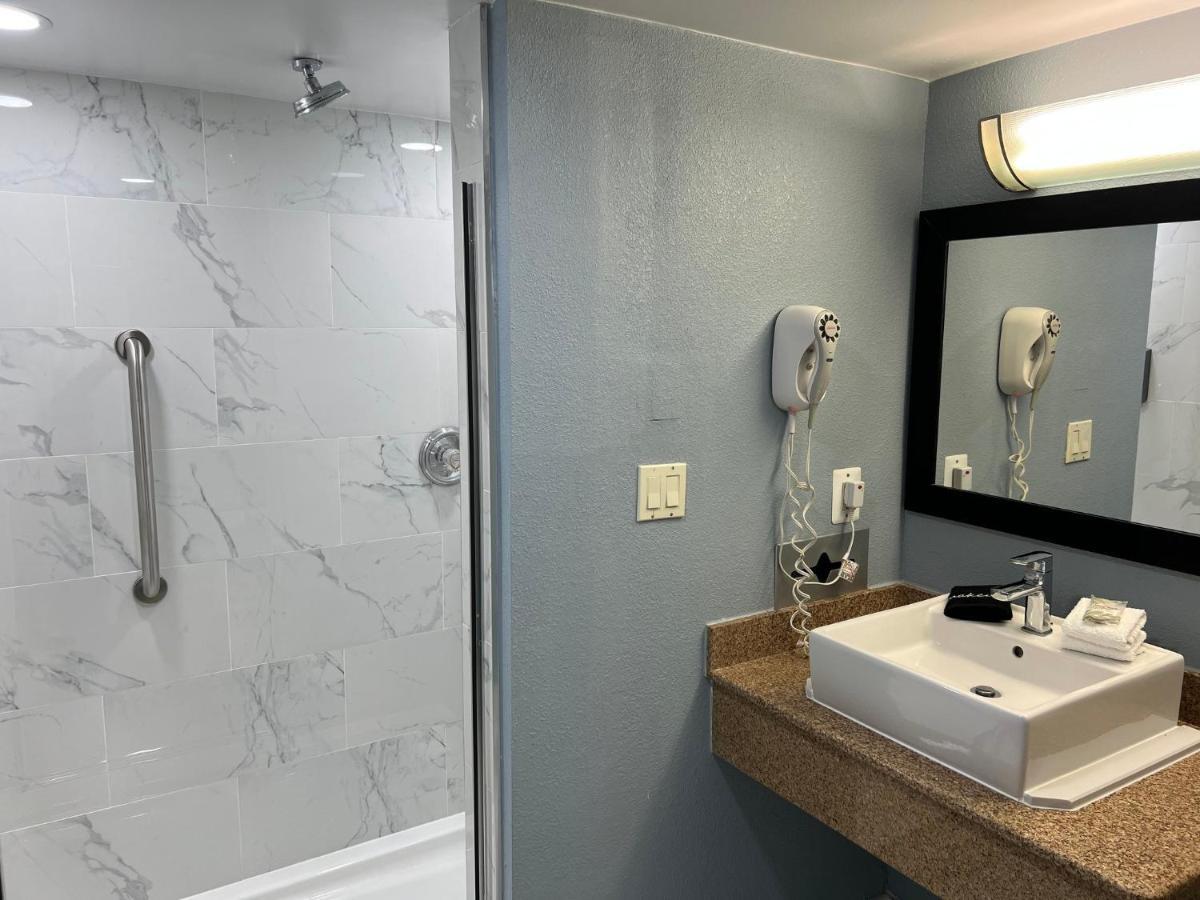Red Roof Inn & Suites Mt Holly - Mcguire Afb Westampton Екстериор снимка
