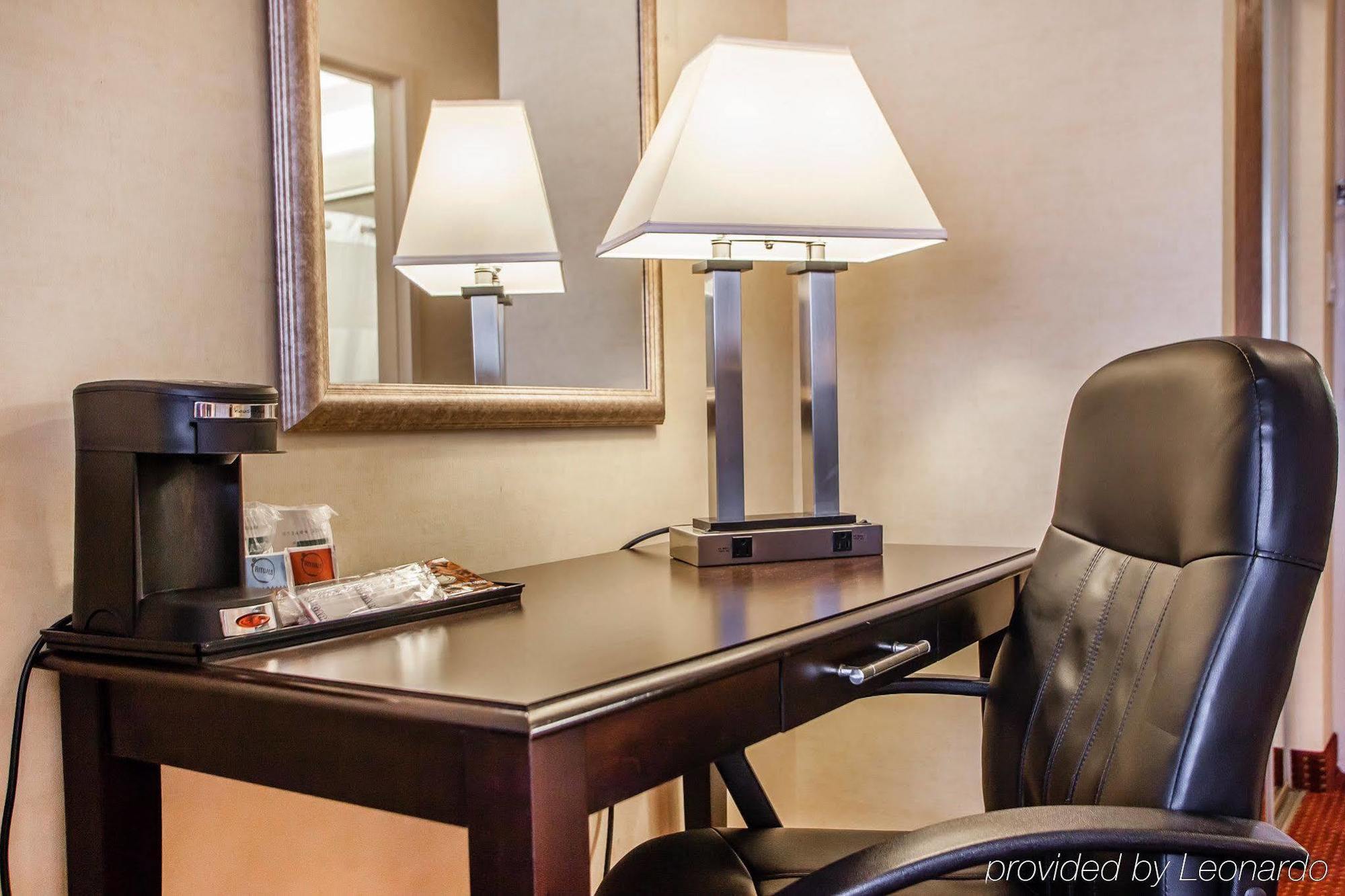 Red Roof Inn & Suites Mt Holly - Mcguire Afb Westampton Екстериор снимка